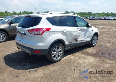 2016 Ford Escape Titanium z USA, uszkodzony, nr VIN 1FMCU0JX4GUA43736